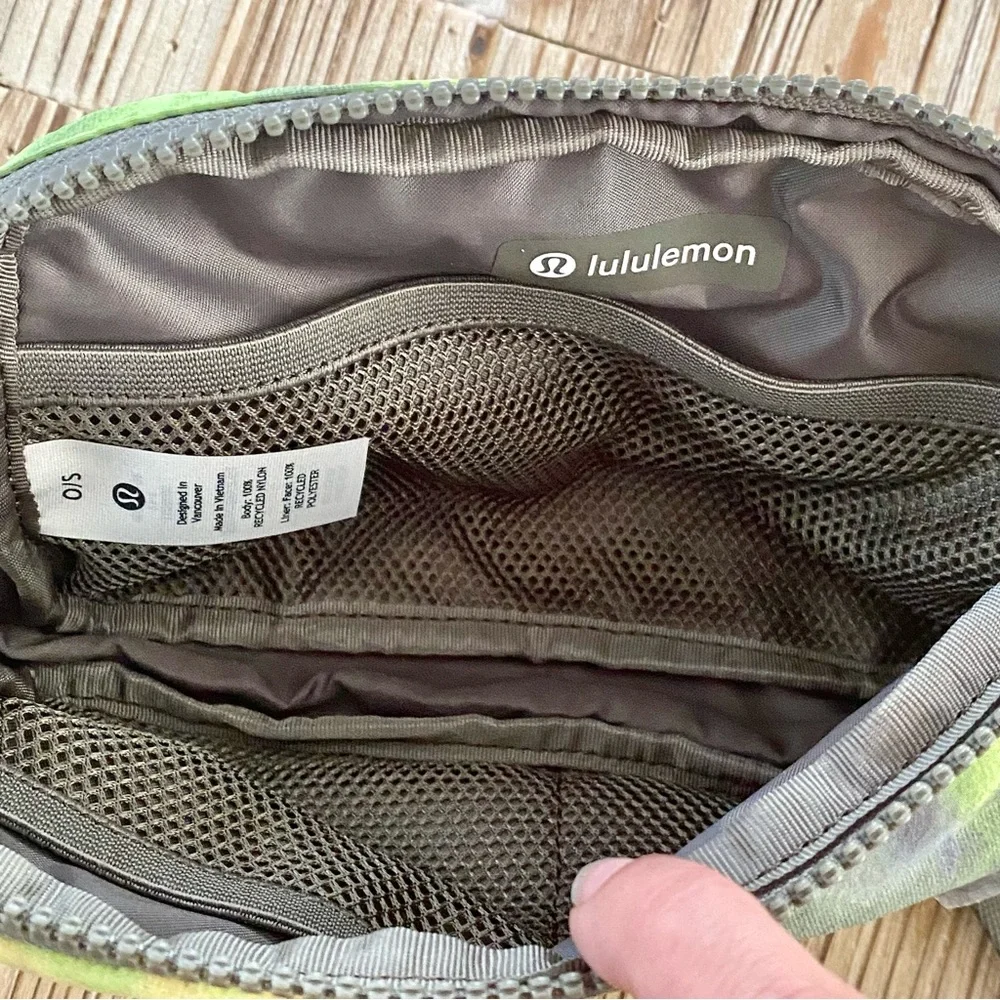 NWT Lululemon Everywhere Belt Bag in Hyper Dye - Picture 9 of 15